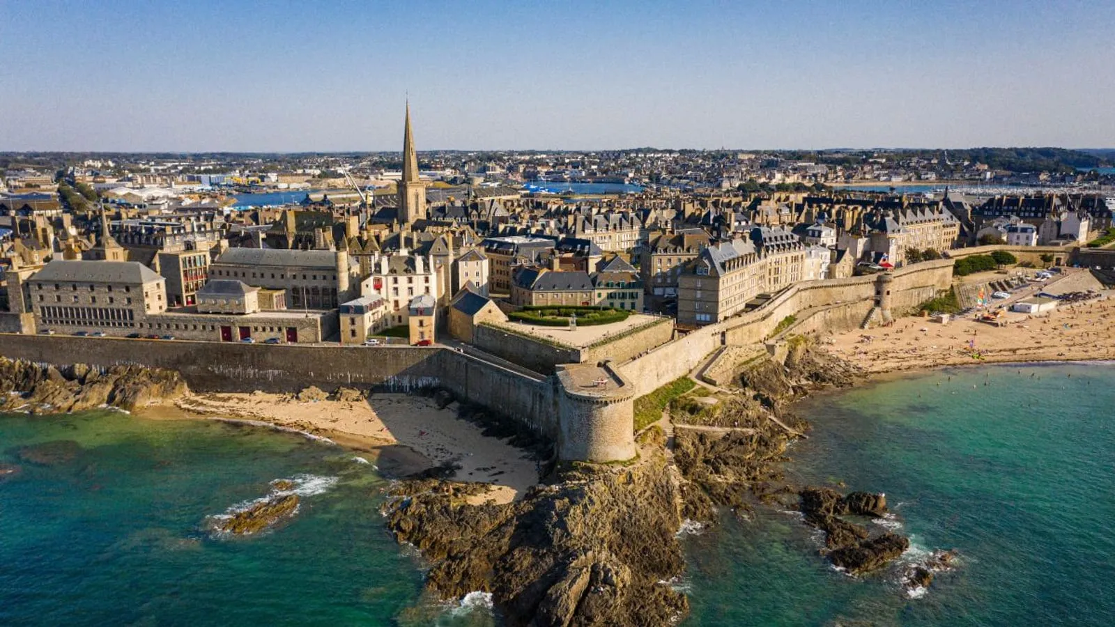 Saint-Malo intra-muros, port de départ vers Portsmouth