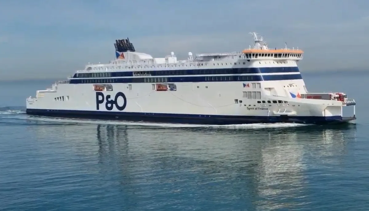 Ferry P&O traversant la Manche entre Calais et Douvres