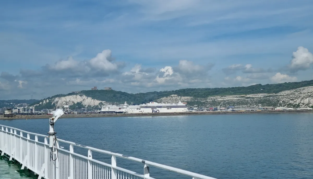 Sur le pont du ferry, les falaises blanches de Douvres en arrière-plan