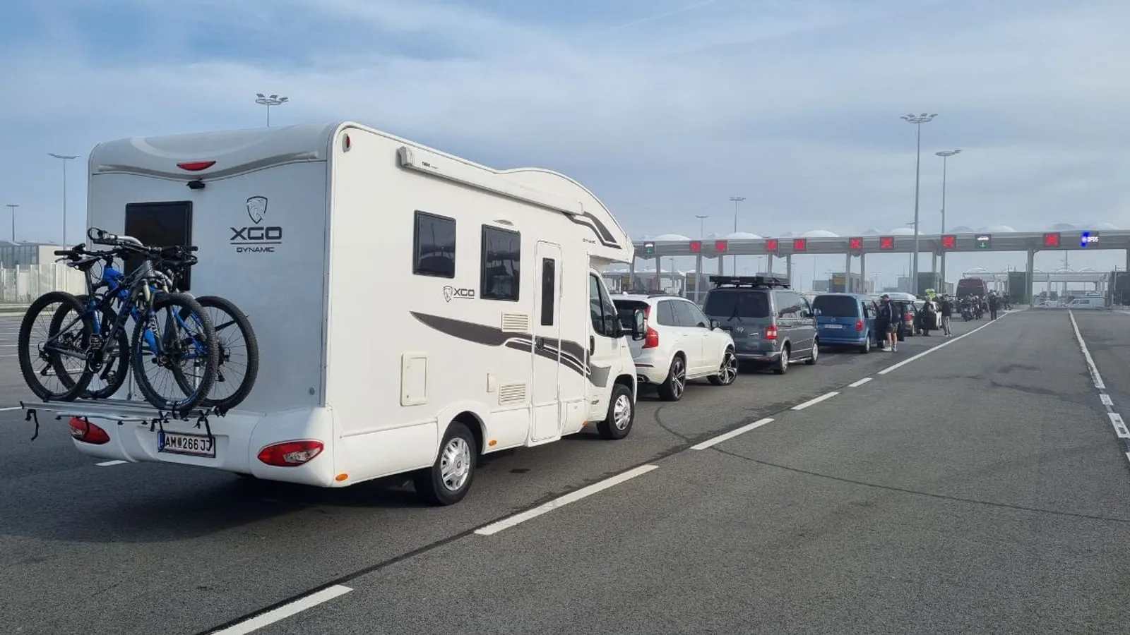 Camping-car dans la file d’attente d’un terminal ferry vers l’Angleterre
