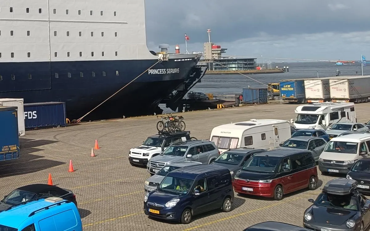 File d’embarquement d’un ferry, avec caravanes et camping-cars