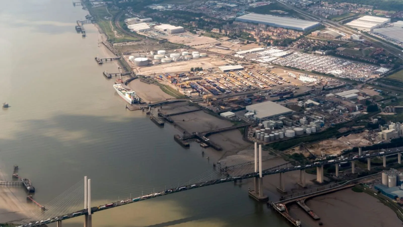 Vue aérienne du pont Queen Elizabeth II du Dartford Crossing, chargé de circulation