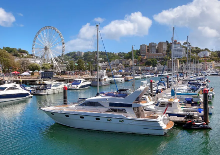 Port de plaisance et grande roue sur la côte du Devon