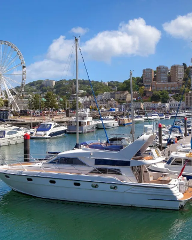 Port de plaisance et grande roue sur la côte du Devon