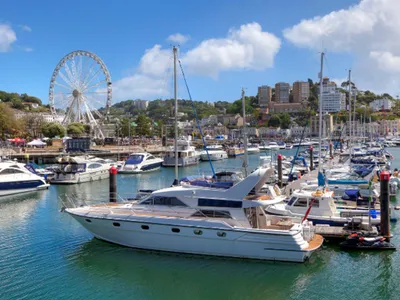 Port de plaisance et grande roue sur la côte du Devon