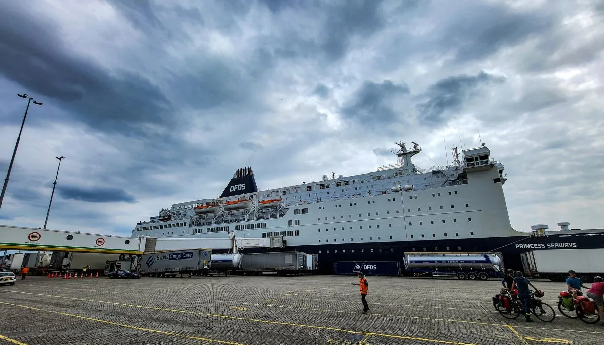 Ferry DFDS à quai à Dieppe avant la traversée