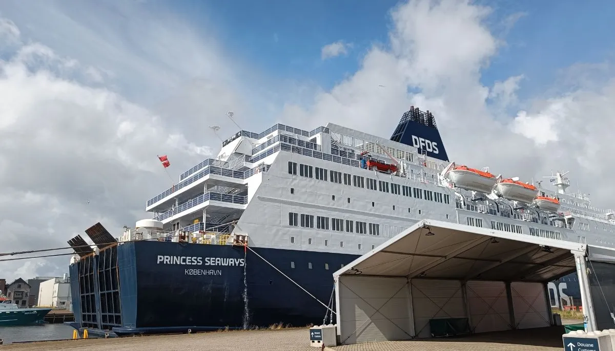 Ferry DFDS à quai au terminal de Loon-Plage près de Dunkerque