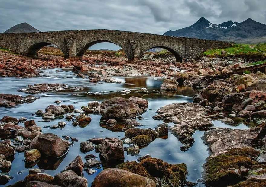 Pont de pierre sur une rivière dans les Highlands écossais