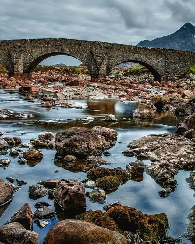 Pont de pierre sur une rivière dans les Highlands écossais