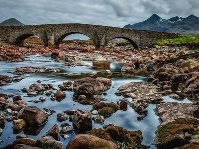 Pont de pierre sur une rivière dans les Highlands écossais