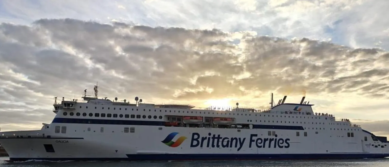 Un navire de Brittany Ferries quittant le port au coucher du soleil