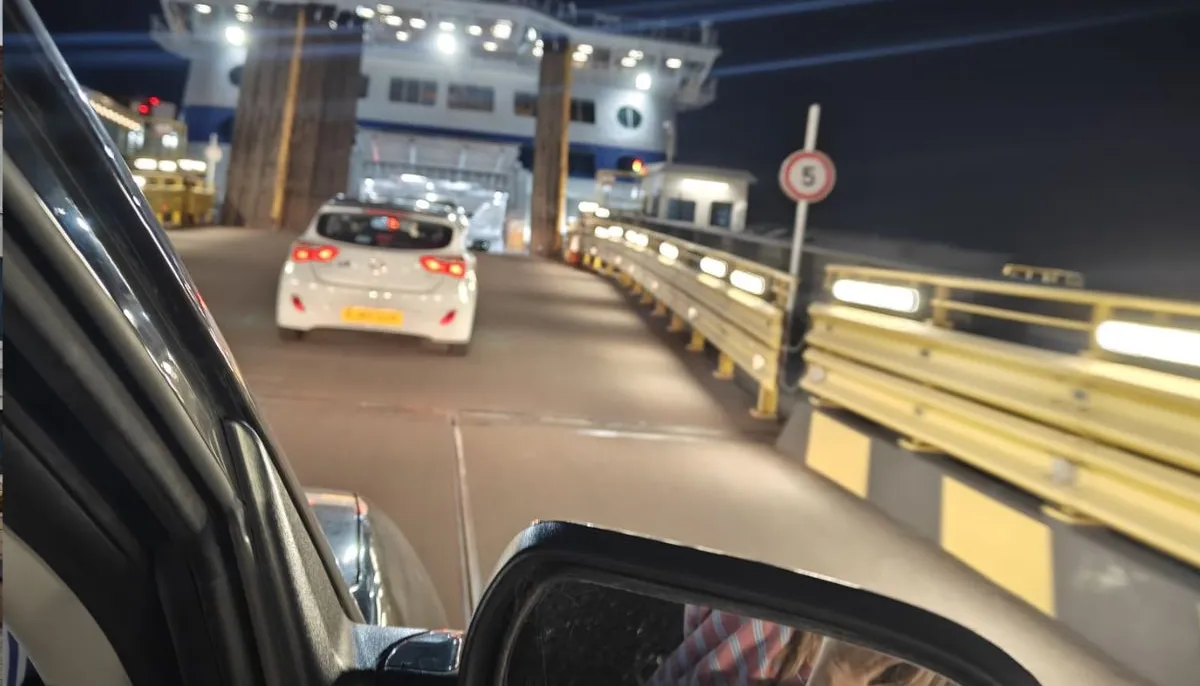 Voitures embarquant de nuit sur un ferry transmanche