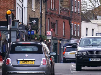 Circulation dans une rue de Londres, avec un bus rouge