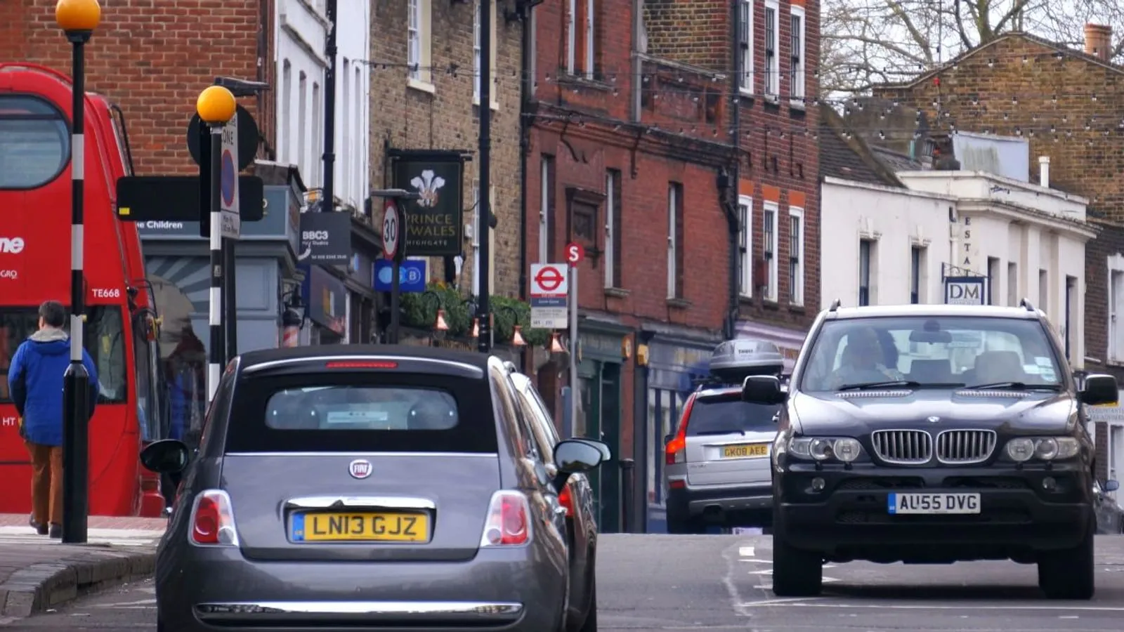 Circulation dans le centre de Londres avec un bus à impériale