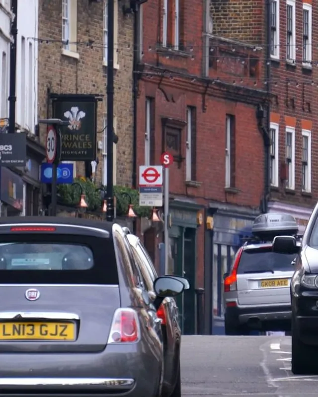 Circulation dans une rue de Londres, avec un bus rouge