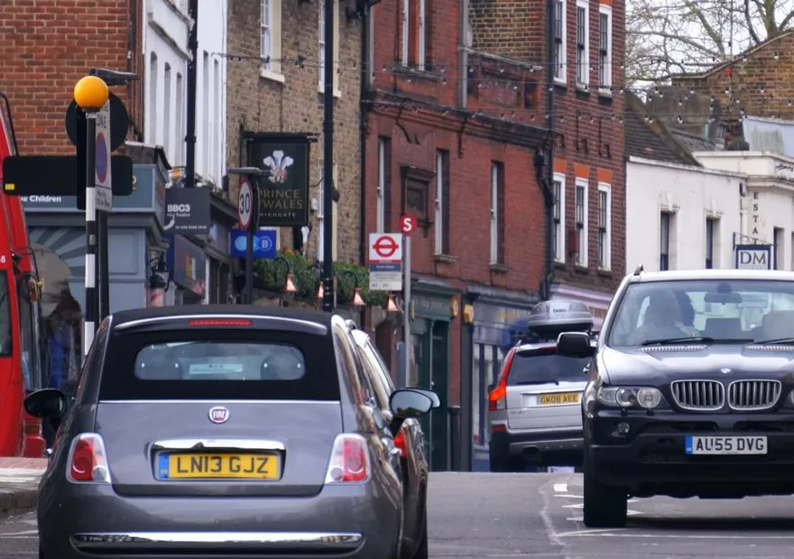 Circulation dans une rue de Londres, avec un bus rouge