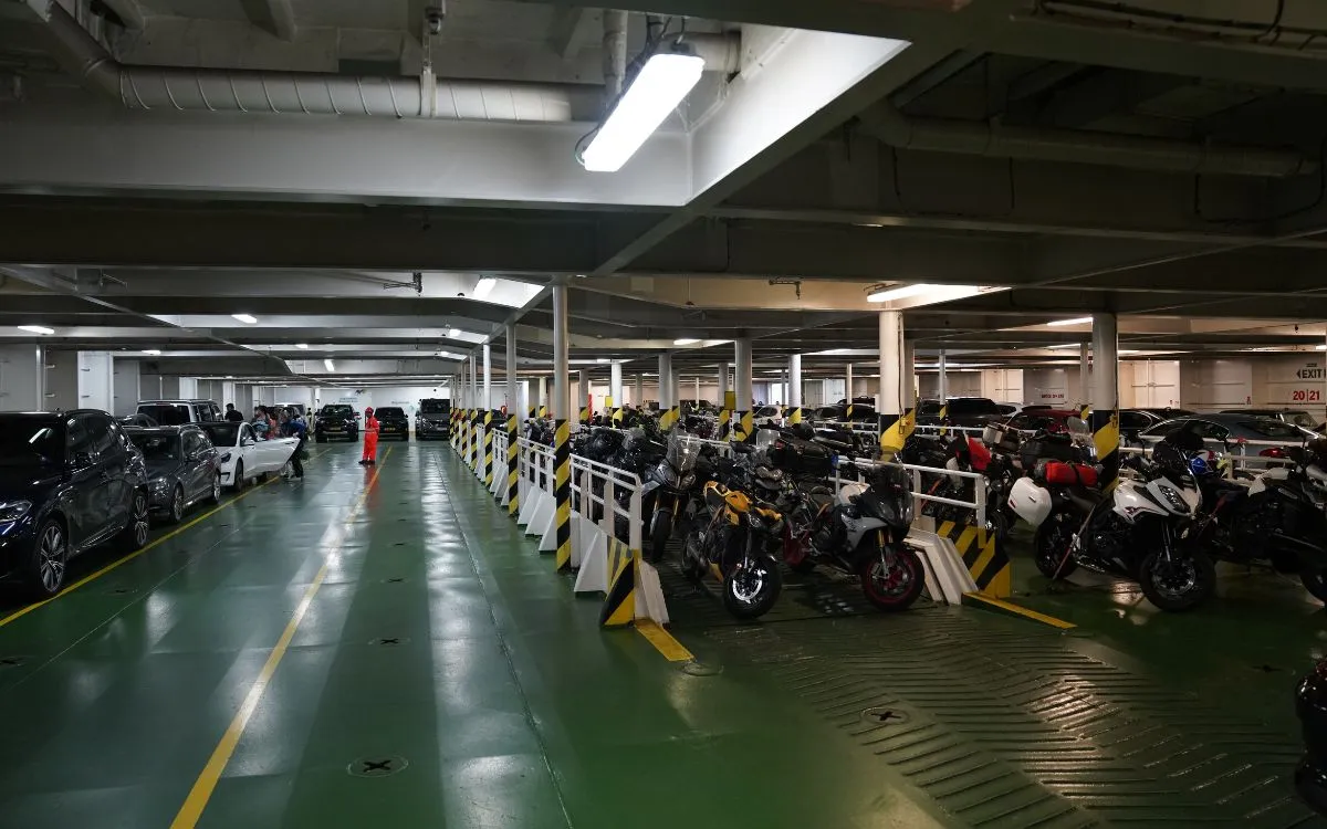 Motos rangées derrière une barrière sur le pont véhicules d’un ferry
