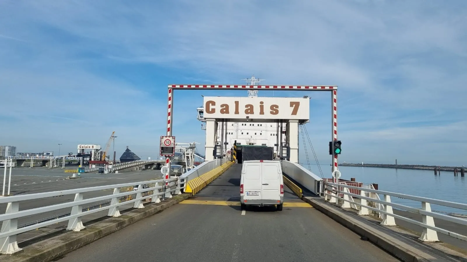 Voitures en attente d’embarquement au port de Calais