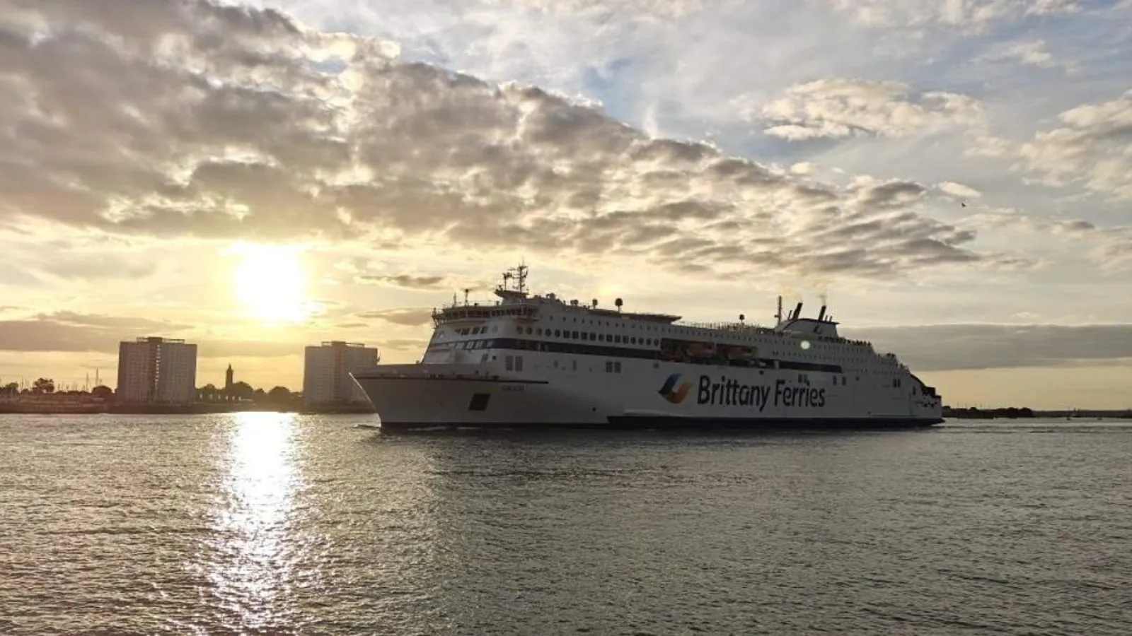 Ferry de Brittany Ferries quittant le port au coucher du soleil
