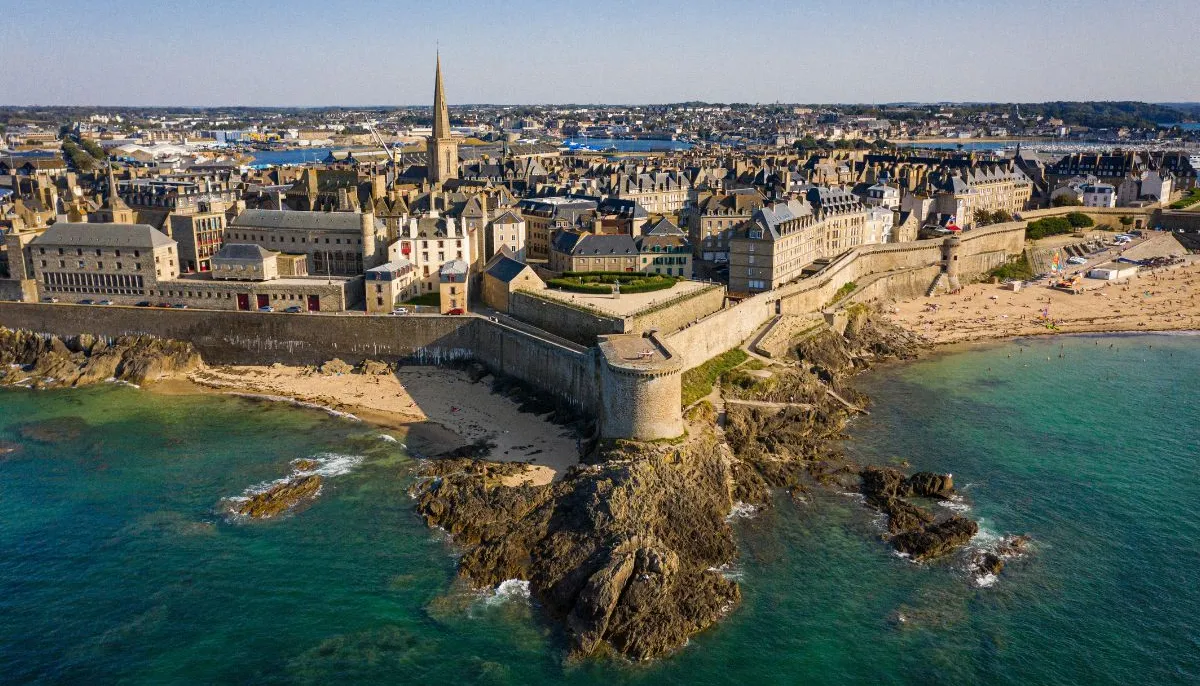 Les remparts de Saint-Malo au-dessus du port de la Bretagne