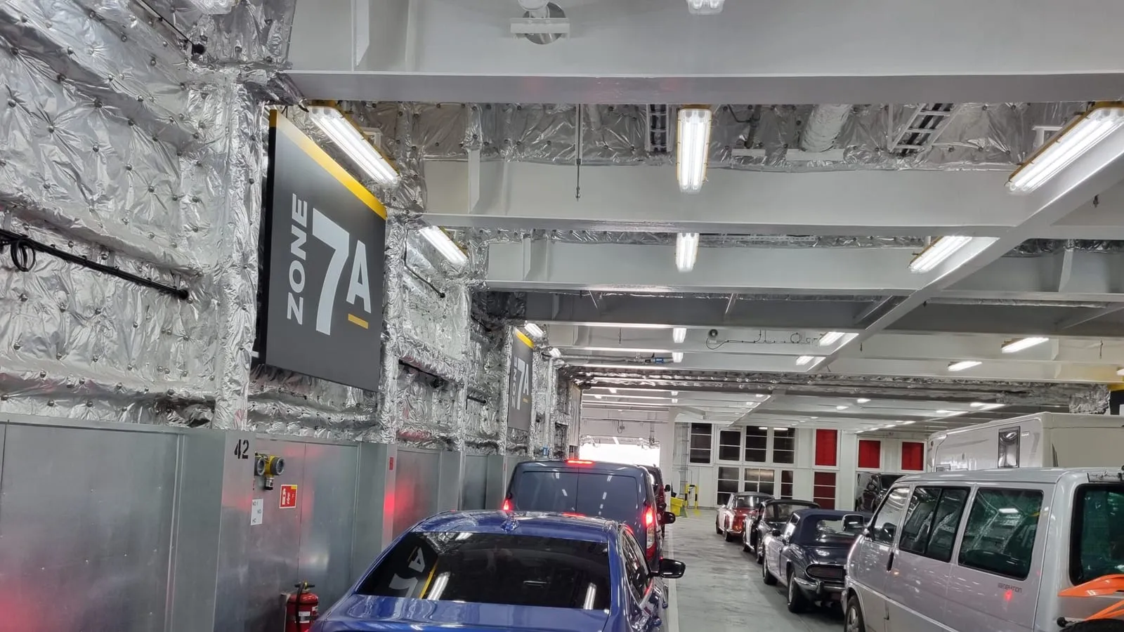 Pont-garage d’un ferry vers l’Angleterre, véhicules rangés à bord