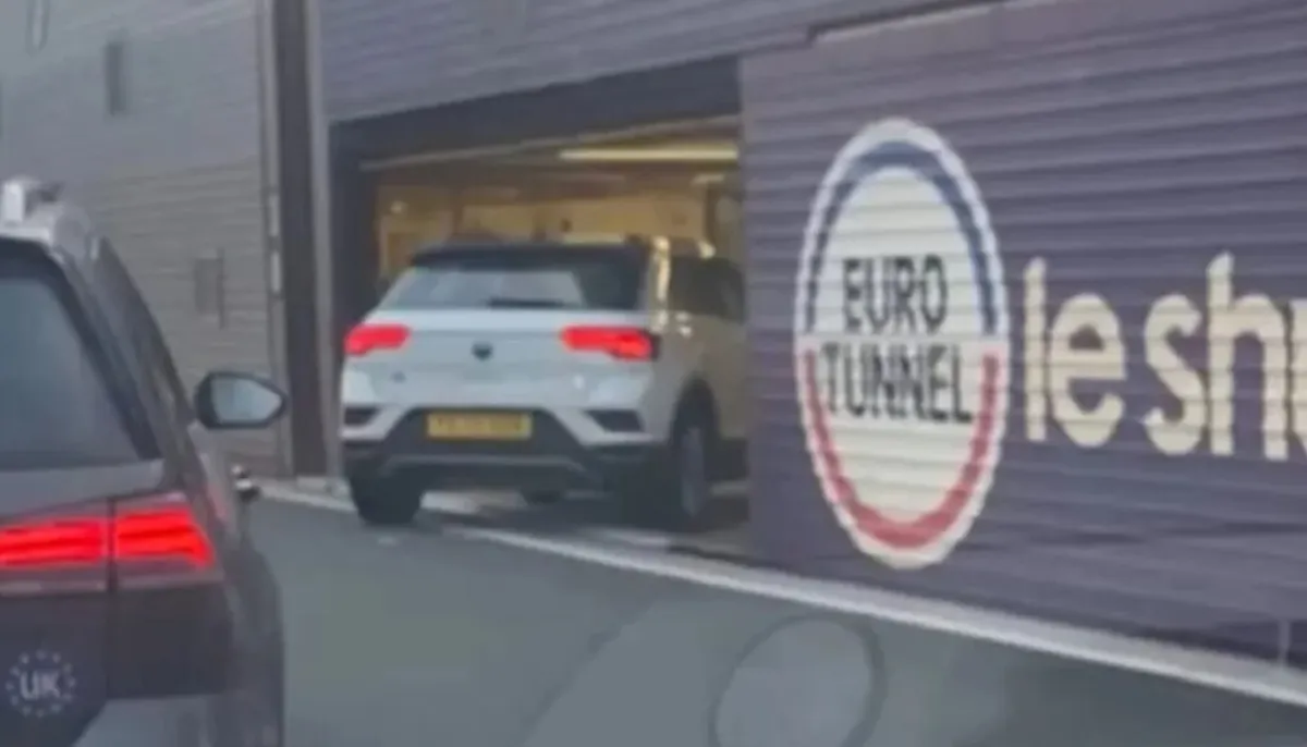 Voiture entrant dans la navette LeShuttle à Coquelles
